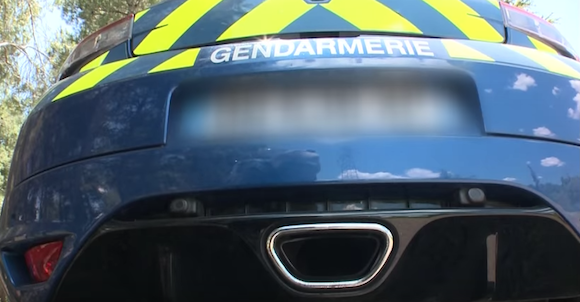 Un adolescent entame une course-poursuite de 60 km en voiture avec les gendarmes. (Capture d’écran DAM-Documentaires Auto/Moto YouTube)