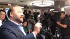 Alex Jones anime une conférence de presse impromptue à la suite de son interdiction à vie des médias sociaux