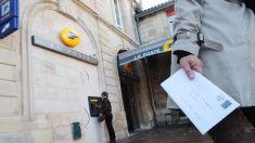 En postant du courrier dans une boîte aux lettres, une femme se sectionne le doigt