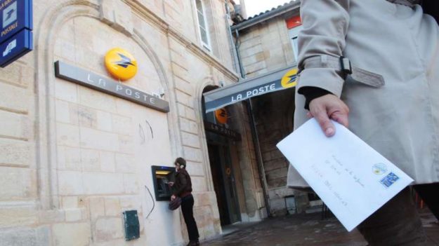 En postant du courrier dans une boîte aux lettres, une femme se sectionne le doigt