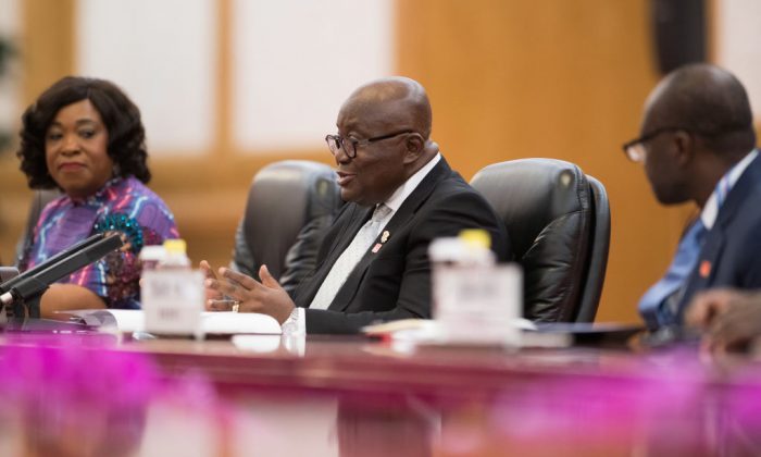 La présidente ghanéenne Nana Akufo-Addo (C) s'entretient avec le dirigeant chinois Xi Jinping (non illustré) lors de leur rencontre au Grand Hall du peuple à Beijing le 1er septembre 2018. (Nicolas Asfouri/AFP/Getty Images)