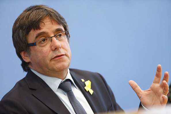 Carles Puigdemont, le leader séparatiste catalan inculpé par les autorités espagnoles, s'adresse aux médias lors d'une conférence de presse le 25 juillet 2018 à Berlin, en Allemagne. L'Espagne a récemment annulé son mandat d'arrêt international, laissant à Puigdemont la possibilité de retourner en Belgique. Il vit en Allemagne depuis qu'il a été arrêté par la police allemande au début de l'année sur le mandat international espagnol.(Photo : Michele Tantussi/Getty Images)