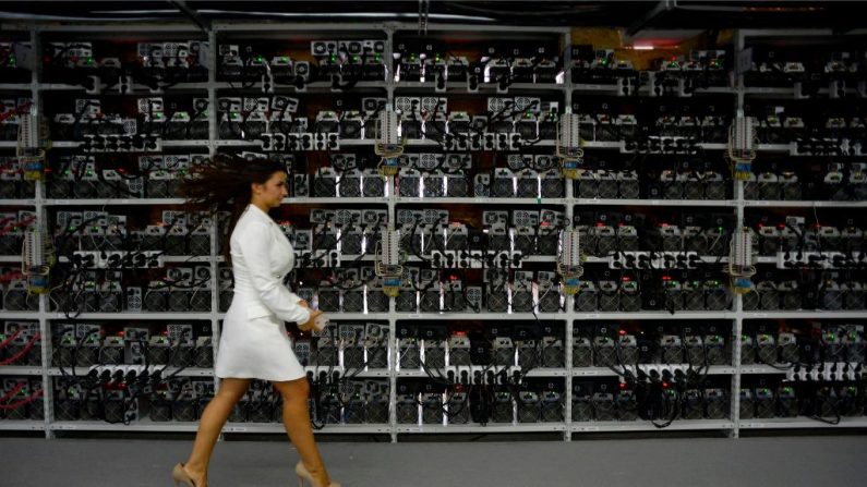 -Selon une étude publiée à la fin de l’année dernière par Ernst & Young, la Russie occupe la troisième place après la Chine et les États-Unis dans les rangs des pays producteurs de crypto monnaies. Photo OLGA MALTSEVA / AFP / Getty Images.