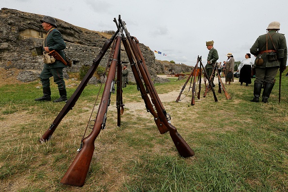 Les hommes portent des uniformes français alors qu'ils participent à une reconstitution historique dans un bivouac à Verdun du 24 août 2018 au 26 août 2018 avant le centenaire de la Première Guerre mondiale. Photo FRANCOIS NASCIMBENI / AFP / Getty Images.