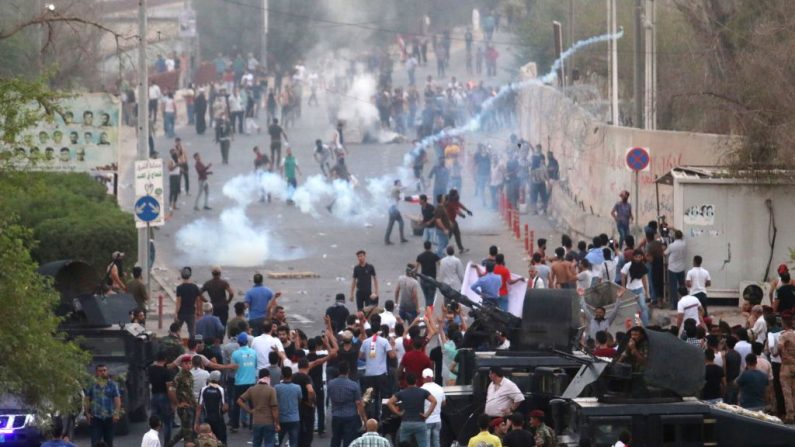 Des manifestants irakiens se sont affrontés avec les forces de sécurité en tirant des gaz lacrymogènes lors d'une manifestation contre le gouvernement et le manque de services de base, le 31 août 2018 dans la ville de Bassorah, dans le sud du pays. Photo HAIDAR MOHAMMED ALI / AFP / Getty Images.