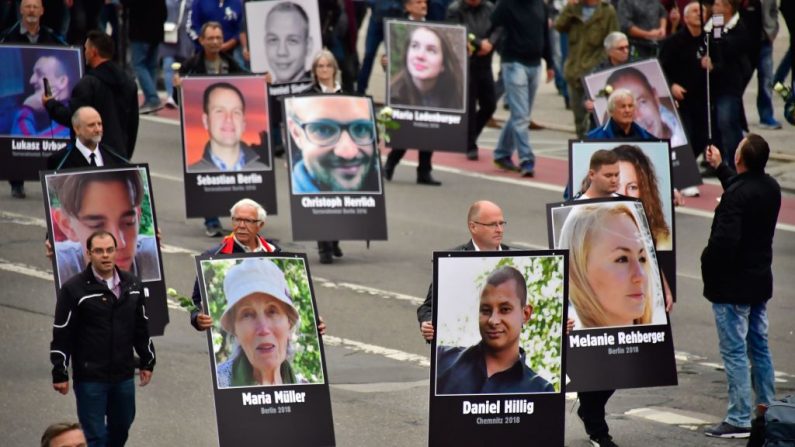 Les manifestants brandissent des pancartes montrant des portraits de victimes de réfugiés lors d'une manifestation organisée par l’(AfD), le 1er septembre 2018 à Chemnitz, dans l'est de l'Allemagne. photo JOHN MACDOUGALL / AFP / Getty Images.