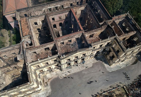 Vue aérienne du  Musée national de Rio, le plus vieux du Brésil, après l'incendie survenue dans la nuit du dimanche au lundi 3 septembre 2018.      (Photo : MAURO PIMENTEL/AFP/Getty Images)