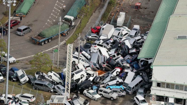 Vue aérienne d’un hélicoptère Jiji PRESS montre des véhicules empilés en raison de vents violents à Kobe, dans la préfecture de Hyogo, le 5 septembre 2018. Photo : JIJI PRESS / AFP / Getty Images.