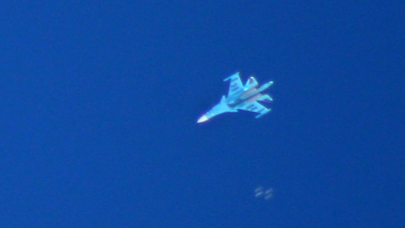 Le 7 septembre 2018, un combattant russe Sukhoi Su-34 a largué des bombes sur le village syrien de Kafr Ain, dans la campagne méridionale de la province d'Idlib. Photo : ANAS AL-DYAB / AFP / Getty Images.