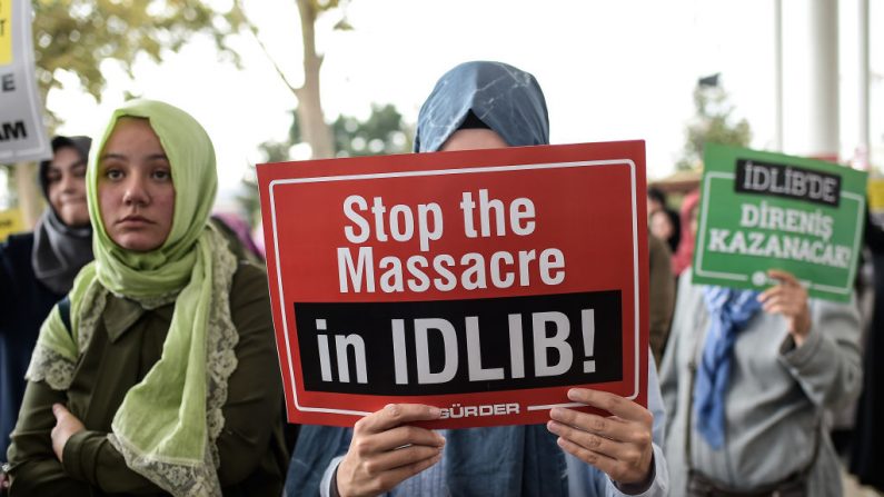 Des femmes musulmanes turques brandissent des pancartes et des slogans lors d'une manifestation contre une opération militaire syrienne dans la province d'Idleb, le 7 septembre 2018. Photo PHILIPPE DESMAZES / AFP / Getty Images.