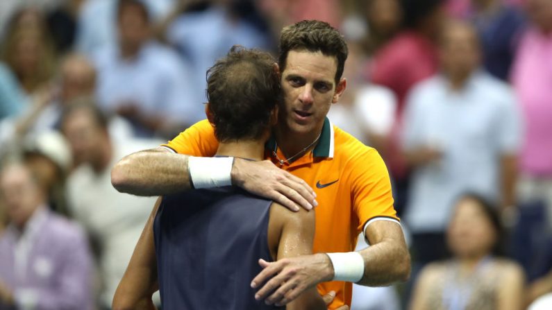 NEW YORK, 07 septembre. Raphael Nadal d'Espagne embrasse l'Argentin Juan Martin del Potro après qu'il ait été forcé de se retirer en raison d'une blessure, à son match de demi-finale. Photo par Julian Finney / Getty Images.