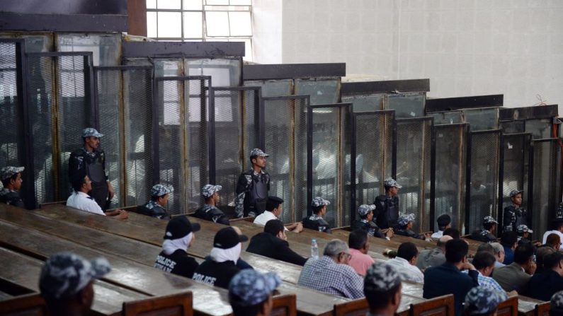 Cette photo montre la salle d'audience et le quai insonorisé lors du procès, dans la capitale du Caire, le 8 septembre 2018. 20 islamistes ont été condamnés à mort. Photo MOHAMED EL-SHAHED / AFP / Getty Images.