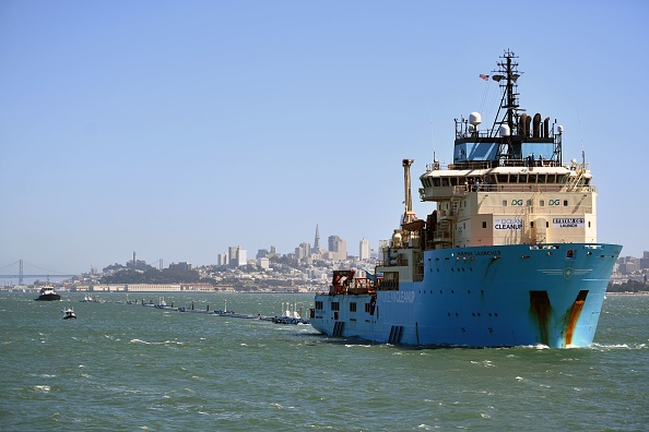 Ocean Cleanup's System 001 destiné à nettoyer les océans des déchets plastiques, a quitté samedi San Francisco. (Photo : JOSH EDELSON/AFP/Getty Images)