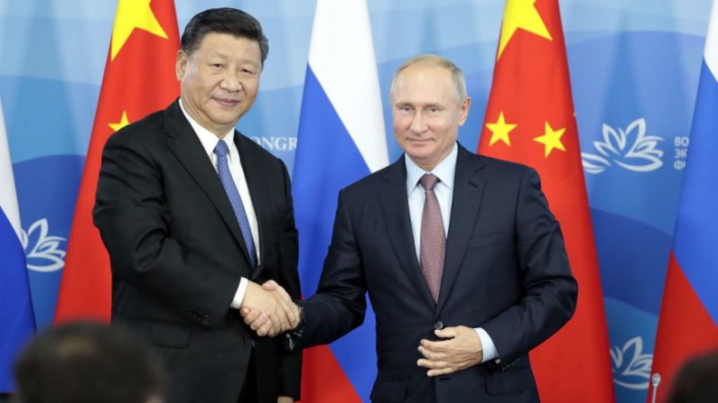 Le président russe Vladimir Poutine serre la main de son homologue chinois Xi Jinping lors d'une cérémonie de signature suite aux pourparlers russo-chinois en marge du Forum économique oriental à Vladivostok le 11 septembre 2018. Photo: SERGEI CHIRIKOV / AFP / Getty Images.