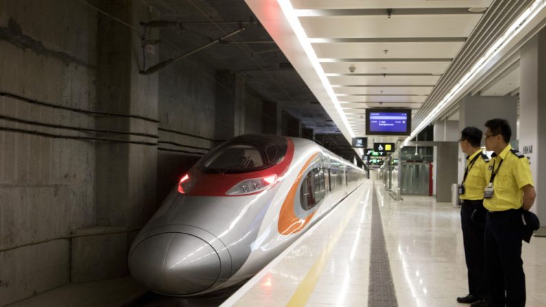 Un train Express à destination de Guangzhou sur le quai le 22 septembre 2018 de la gare de West Kowloon à Hong Kong. Une zone portuaire spéciale surveillée par la sécurité continentale et soumise à la loi chinoise. Photo : GIULIA MARCHI / AFP / Getty Images.