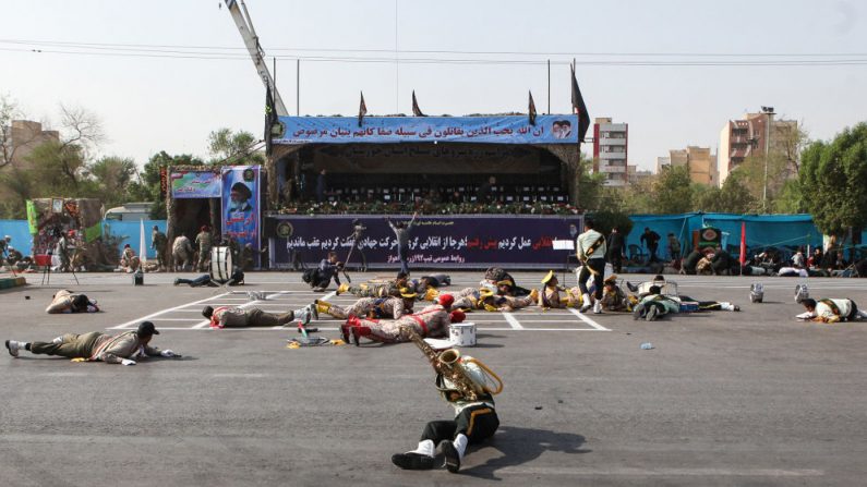 Le 22 septembre 2018 dans la ville d’Ahvaz, dans le sud-ouest de l’Iran, des soldats blessés par terre sur les lieux de l’attaque militaire qui marquait le début de la guerre dévastatrice de 1980-1988. Des dizaines de personnes ont été tuées et des dizaines d'autres blessées. Photo ALIREZA MOHAMMADI / AFP / Getty Images.