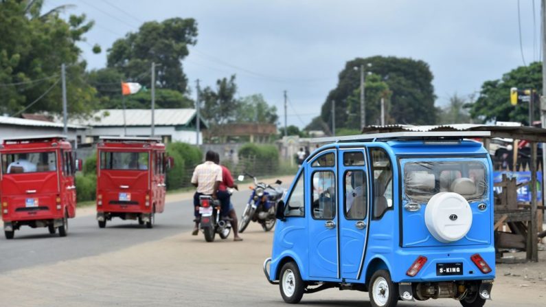 Taxis électriques à trois roues avec panneaux solaires sur le toit de la ville côtière de Jacqueville, en Côte d'Ivoire, le 7 septembre 2018. Photo : SIA KAMBOU / AFP / Getty Images