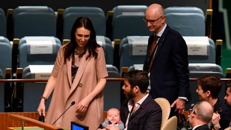 -Jacinda Ardern, Premier ministre et ministre des arts, de la culture et du patrimoine et de la sécurité nationale et du renseignement de la Nouvelle-Zélande, observe sa fille Neve Ardern Gayford et son mari Clarke Gayford au Sommet de l’ONU le 24 septembre 2018. Photo DON EMMERT / AFP / Getty Images.