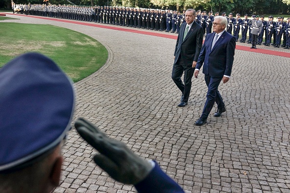 Le 28 septembre : le président allemand Frank-Walter Steinmeier et le président turc Recep Tayyip Erdogan passent en revue une garde d'honneur après l'arrivée d'Erdogan au palais présidentiel Schlass Bellevue le 28 septembre 2018 à Berlin, en Allemagne. Le président Erdogan est à la deuxième d'une visite de trois jours en Allemagne qui comprend des réunions avec le président allemand Frank-Walter Steinmeier et la chancelière Angela Merkel à Berlin. Photo de Carsten Koall / Getty Images.