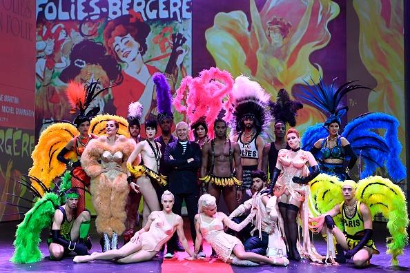 Le créateur de mode français Jean-Paul Gaultier pose à l’issue d’un aperçu de son défilé Fashion, au théâtre Folies Bergères à Paris, le 28 septembre 2018. Photo : ALAIN JOCARD / AFP / Getty Images.