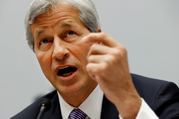 Le PDG de JP Morgan Chase, Jamie Dimon :  la croissance américaine dépasse 4%, et  n'a pas hésité à attribuer "une partie du mérite" à Donald Trump. Photo par Chip Somodevilla / Getty Images.