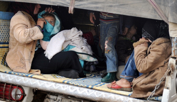 Des habitants  fuient des villages du sud-est d'Idleb pour des territoires plus au nord dans la province voisine d'Alep ou la Turquie. Photo: AAMIR QURESHI / AFP / Getty Images.