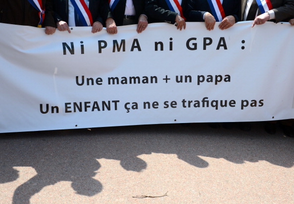 Une élection locale française organise une bannière de lecture « Ni la procréation médicale assistée (PMA en français), ni la gestation pour autrui : une maman + un papa. Photo PHILIPPE DESMAZES / AFP / Getty Images.