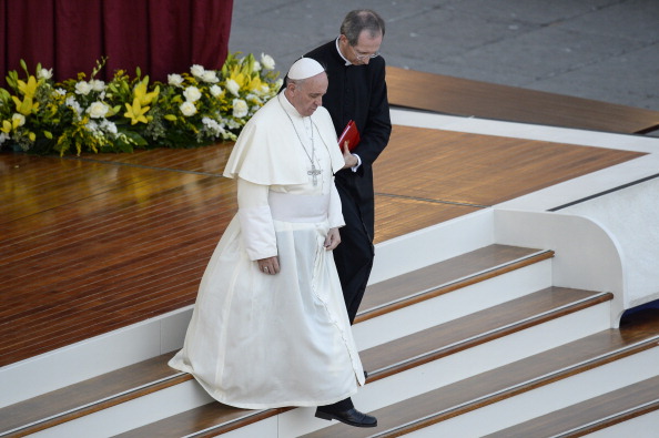 Le pape François dirige une veillée de prière pour la paix en Syrie, place Saint-Pierre, au Vatican, le 7 septembre 2013. Le pape François a appelé le monde à s'unir aujourd'hui dans une journée de jeûne et de prière pour la Syrie. Photo ANDREAS SOLARO / AFP / Getty Images.