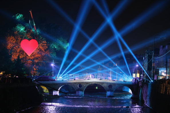 Le pont latin est illuminé lors d'un spectacle commémorant la Première Guerre mondiale près de l'endroit où le serbe Gavrilo Princip a tué par balle l'archiduc François Ferdinand et sa femme, la duchesse Sophie, en 1914 2014 à Sarajevo. L’événement clé qui a propulsé l'Europe dans la Première Guerre mondiale. Photo de Sean Gallup / Getty Images.