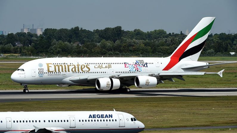 Un Airbus A 380 de la compagnie aérienne « Emiraties » roule sur la piste. Photo : PATRIK STOLLARZ / AFP / Getty Images.