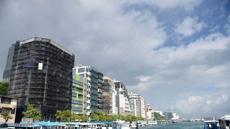 Le port de l'île de Malé, la capitale des Maldives, bénéficie d'une vue d'ensemble. Le minuscule atoll de l'océan Indien dépend des importations pour assurer le succès de son secteur du tourisme de luxe. Photo : ISHARA S.KODIKARA / AFP / Getty Images.