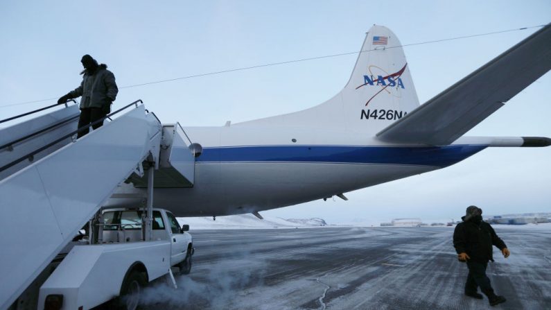 Selon des scientifiques de la NASA et le Centre national de données sur la neige et la glace (NSIDC), la glace de mer dans l’Arctique semble avoir atteint son niveau le plus bas jamais enregistré en hiver. Les scientifiques ont déclaré que l’Arctique était l’une des régions les plus touchées par le changement climatique. Photo  Mario Tama/Getty Images.