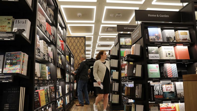 Des gens font leurs achats dans une librairie Amazon, La première librairie de Amazon.com qui occupe 4 000 mètres carrés et stocke plus de 3 000 livres. Amazon Books. Photo de Spencer Platt / Getty Images.