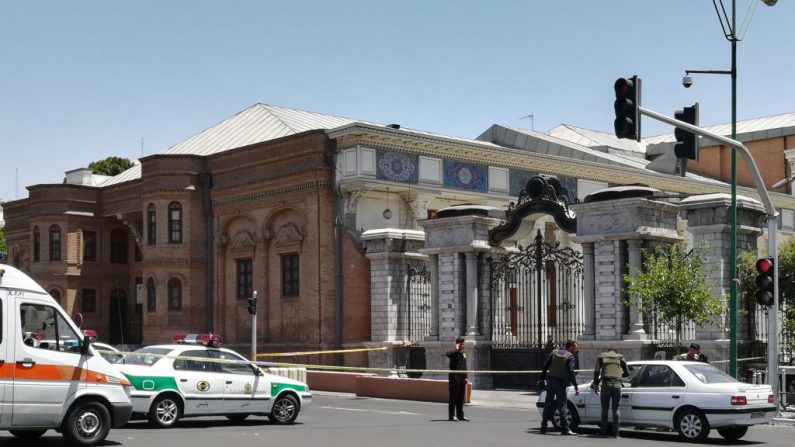 Le 7 juin 2017 lors d'une attaque devant le parlement iranien dans la capitale Téhéran. Des hommes armés et des kamikazes ont mené des attaques coordonnées contre le parlement iranien et le tombeau du fondateur de la révolution Ruhollah Khomeini. Photo ATTA KENARE / AFP / Getty Images.