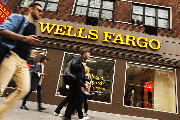 Wells Fargo, qui avait réussi à traverser la crise financière sans trop de dégâts, a pris de plein fouet les conséquences des différents scandales qui l'ont frappé depuis. Il lui a été notamment reproché l'ouverture de 3,5 millions de comptes fictifs et des primes d'assurances automobiles superflues. (Photo : Spencer Platt/Getty Images)