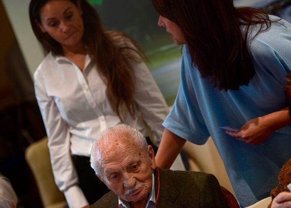 Un patient atteint par la maladie d'Alzheimer avant une session de soins à Madrid en novembre 2017.
(PIERRE-PHILIPPE MARCOU/AFP/Getty Images)