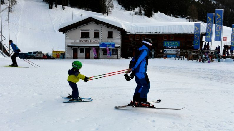 Les gens apprécient la neige en Suisse orientale, le 26 janvier 2018. Photo : MIGUEL MEDINA / AFP / Getty Images.