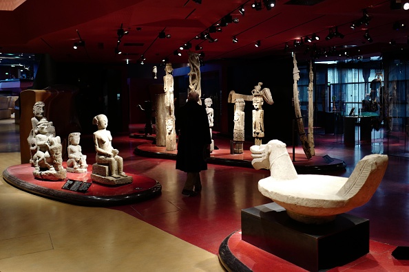 Un homme visite le musée du quai Branly à Jacques Chirac où sont exposés, le 15 mars 2018, à Paris, quelque 300 000 œuvres originaires d'Afrique, du Moyen-Orient, d'Asie, d'Océanie et des Amériques. (Photo :  LUDOVIC MARIN/AFP/Getty Images)