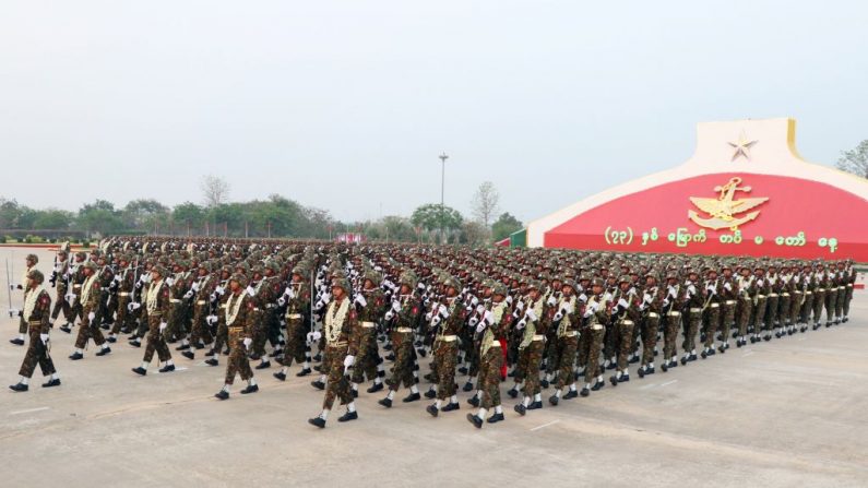 Des soldats du Myanmar défilent en formation lors d’un défilé militaire à Naypyidaw, Les enfants soldats sont absents des images. Photo : THET AUNG / AFP / Getty Images.