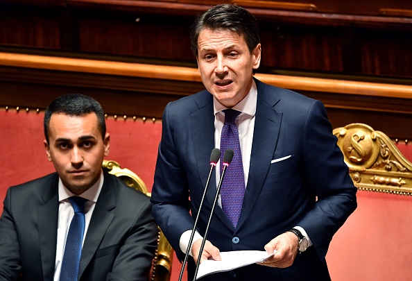 Luigi Di Maio ( à gauche), vice-Premier ministre et ministre du Développement économique,  a affirmé que son gouvernement choisirait toujours de défendre les Italiens avant de suivre l'avis des agences de notation. "Nous ne pouvons pas penser suivre les avis des agences de notation pour ensuite poignarder les Italiens dans le dos". (Photo :  Andreas SOLARO / AFP/Getty IMages)       