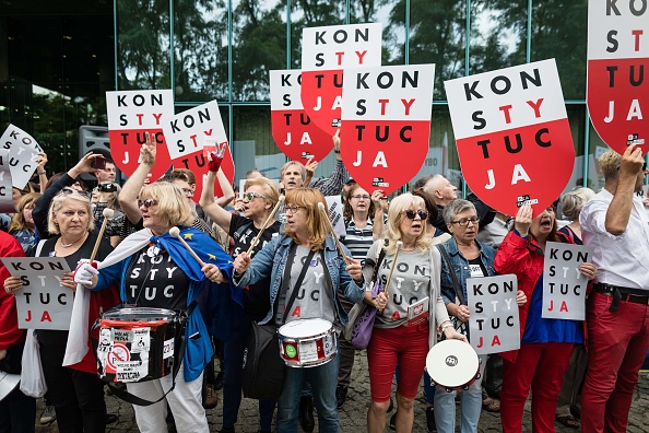 Des manifestants soutiennent la présidente de la Cour suprême de justice de Pologne, Malgorzata Gersdorf, le 4 juillet 2018 à Varsovie. Malgorzata Gersdorf a refusé de démissionner défiant une nouvelle loi controversée du gouvernement polonais qui exige qu'elle et d'autres hauts magistrats prennent leur retraite plus tôt. (Photo : WOJTEK RADWANSKI/AFP/Getty Images)