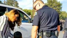 Le fils d’un policier décédé escorté à la maternelle par une famille de policiers