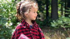 Son père portait cette chemise à carreaux à sa naissance, aujourd’hui c’est sa robe spéciale