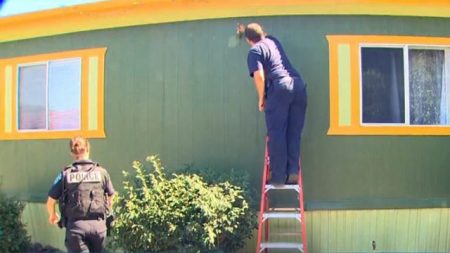 Une communauté se réunit pour repeindre la maison d’un voisin après que des vandales ont diffusé des messages de haine