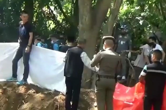 -Leurs corps ont été découverts dans des fosses creusées à environ deux mètres de profondeur sur le terrain de leur villa. Image Twitter.