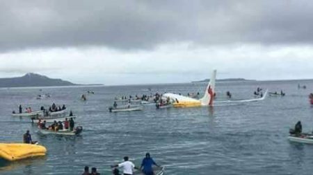 Un avion de ligne plonge dans un lagon du Pacifique