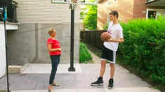 Un joueur de basket de 12 ans se classe à des kilomètres au-dessus de ses coéquipiers