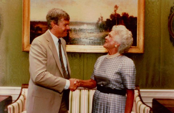 M. Corcoran avec Barbara Bush (Photo de Bradley Mertes)