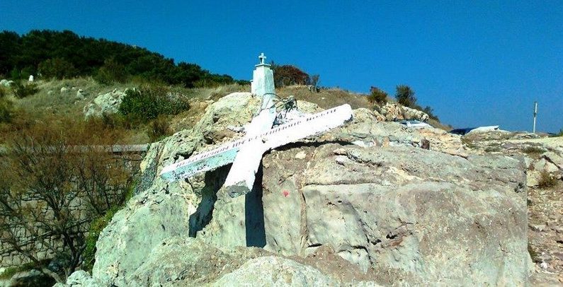 La croix de Lesvos a été détruite pendant la nuit.