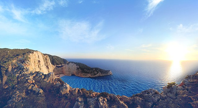 -Le séisme a eu lieu à 35 kilomètres au sud-ouest du village de Lithakia, situé sur l'île de Zante. Photo Wikipédia de David Burner.